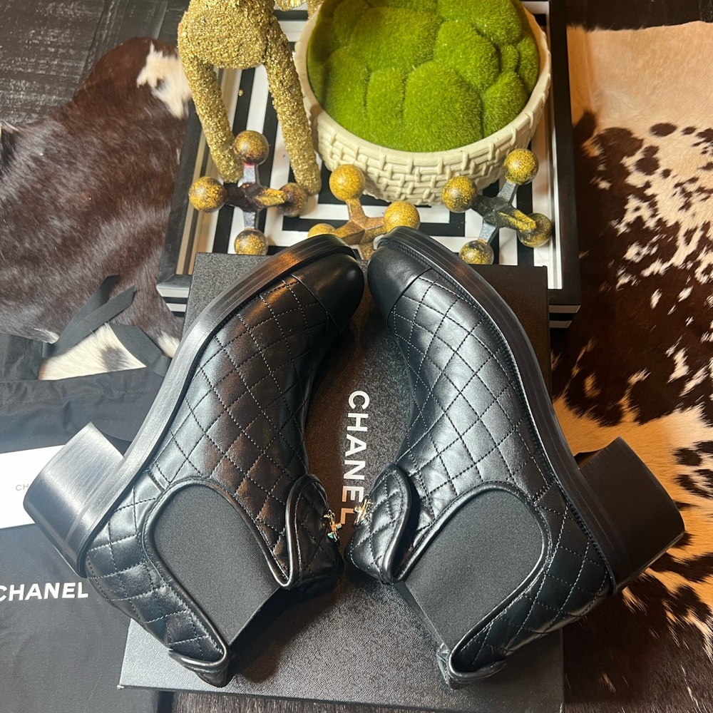 CHANEL Quilted Leather Turnlock Booties Rare size 42/11 - Picture 5 of 11